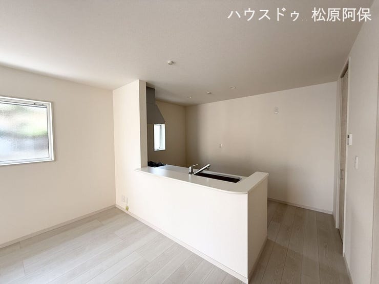 広々としたカウンターを備えた対面式キッチン。週末は家族で並んで料理を作ったり、カウンターで朝食をとったり、コミュニケーションが自然と生まれる場所。毎日の家事を楽しく、快適にこなせる設計です。
