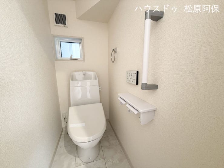 清?感あふれるホワイトでまとめられた、先進の高機能温水洗浄便座付きトイレです。便利な手洗い器やペーパーホルダーを完備。小窓があり採光と換気もバッチリで、毎日快適・クリーンにお使いいただけます。
