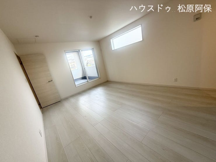 白壁と白木目調のフロアが爽やかな印象の洋室。大きな窓からは明るい光が差し込み、風通りも良好。子供部屋や書斎、寝室など、ライフスタイルに合わせてフレキシブルに活用できる心地よい空間です。