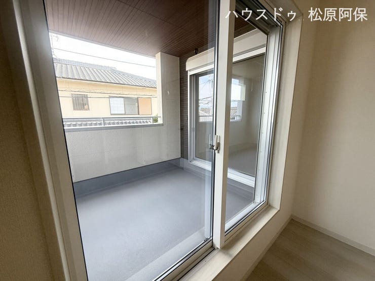 広々としたバルコニー。大きな窓からは温かい陽光が差し込み、風通りも良好。洗濯物を干したり、椅子を置いてリラックスしたり、様々な用途に活用できます。毎日の生活を快適にサポートします。