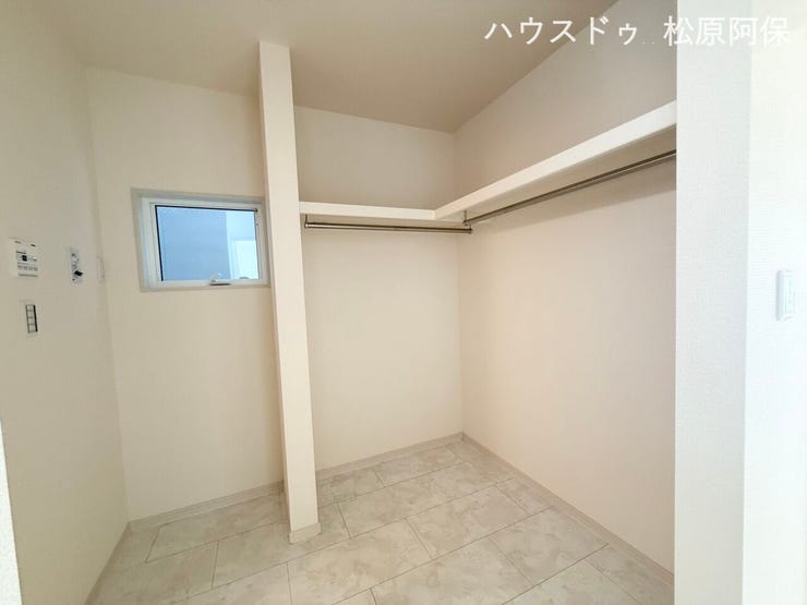 洗面所に大容量のウォークインクローゼットを併設!お風呂上がりの着替えやパジャマ、タオル類もサッと取り出せます。散らかりがちな洗面空間をいつも清潔・スッキリ保てる理想のレイアウトです。