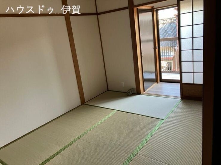 階段上がって右側6帖和室
