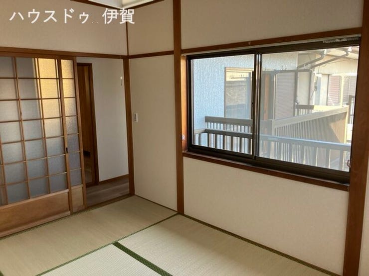 ここから先程の和室南側にあるバルコニーが見えます