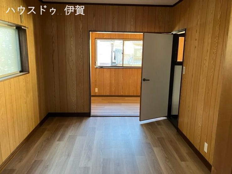階段を上がって左側は6帖の洋室