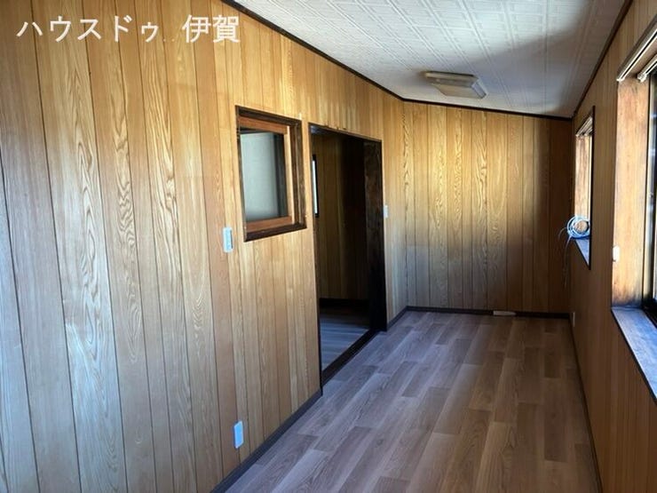 収納力たっぷり空間。左の窓からは階段下に玄関まで見えます