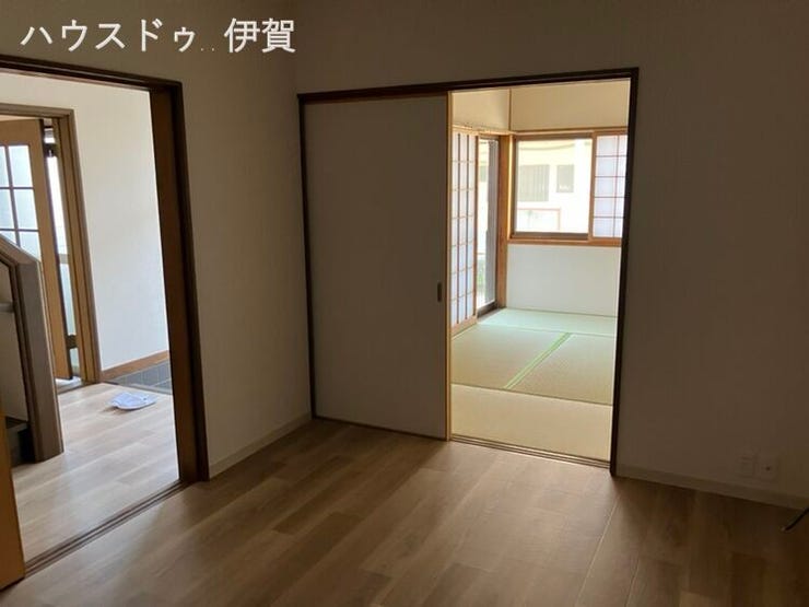 玄関を入って左奥6帖洋室