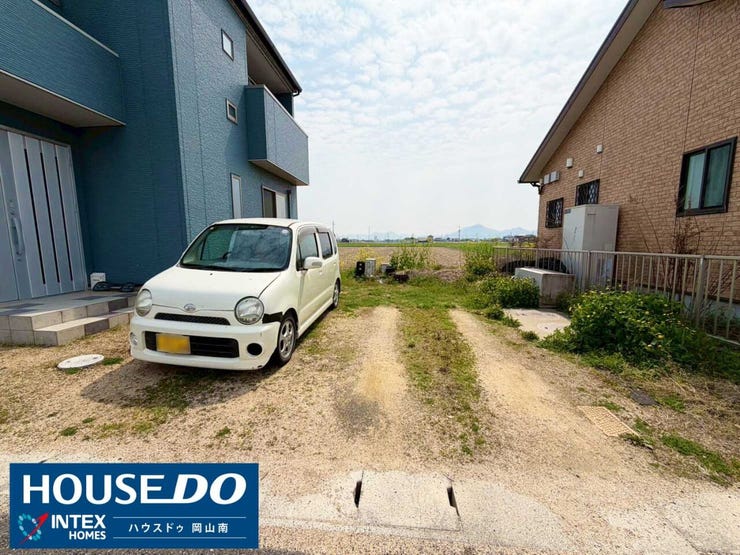 【並列2台駐車可能なゆとりある外構】
ご夫婦でのお車所有も安心の広々とした駐車スペース!前面道路にゆとりがあり、運転が苦手な方でもスムーズに出し入れが可能◎送り迎えやお買い物もストレスフリーですね!