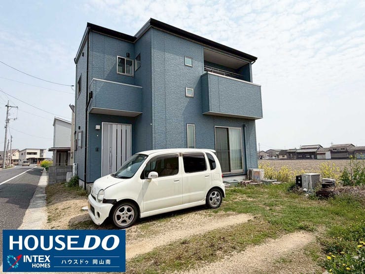 【外観】
【開放感あふれる、のびやかな暮らし】
周囲に高い建物がなく、心地よい風と光を感じられる好立地!落ち着いたブルーの外壁が青空に映えますね!閑静な住宅地で小さなお子様がいるご家庭も安心して過ごせます◎