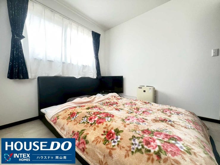 【陽光が心地よく差し込む主寝室】
柔らかな光が入り込む明るい居室!心地よい朝の目覚めを叶えてくれる、落ち着いた空間♪夫婦の寝室としてはもちろん、お子様とのびのびとお休みいただくのにも十分な広さです!