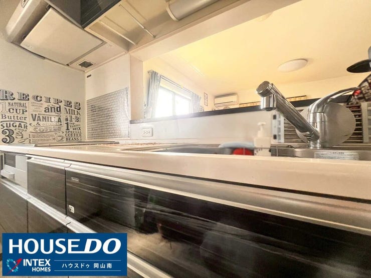 【家族の笑顔が見える対面キッチン】
お料理中もリビングで遊ぶお子様を見守れる安心の対面スタイル!開放感のある造りで、毎日の家事タイムも家族との楽しい会話が弾む、あたたかな時間になりそうですね!