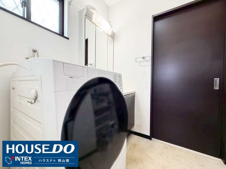 【家事動線もスムーズな明るい洗面空間】
引き戸を採用した洗面室は開閉時に場所を取らず、家事の行き来もスムーズ!窓から差し込む自然光が空間を明るく彩り朝の忙しい身支度も心地よくスタートできそうですね♪