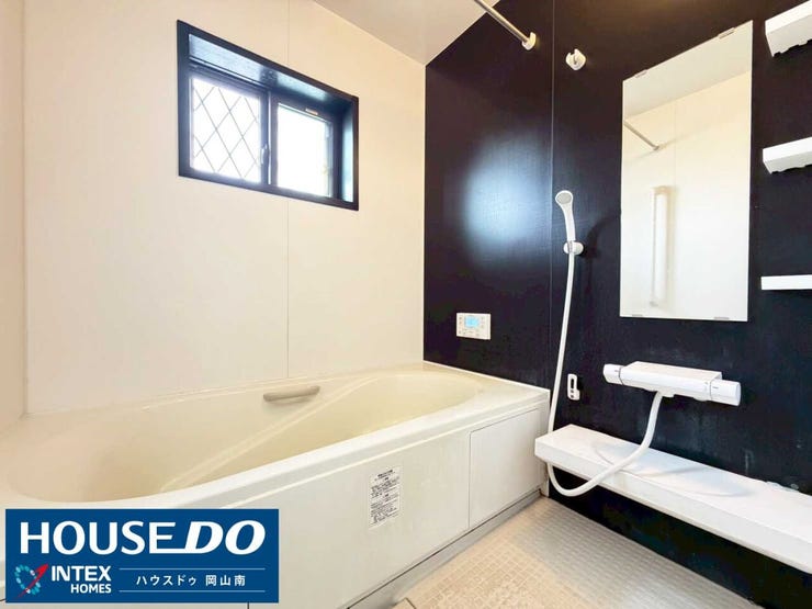 【一日の疲れを癒やすシックなバスルーム】
ゆったりとした浴槽は、お子様とのバスタイムにも最適です!窓があるため換気もしやすく、湿気がこもりにくいのも嬉しいポイントですね♪