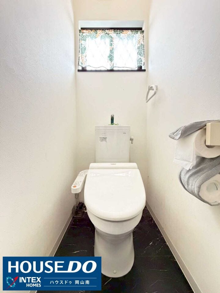 【清潔感あふれる落ち着きのトイレ空間】
窓があるため、日差しを取り込みながら自然換気もバッチリです◎
毎日使う場所だからこそ、明るく心地よいのは嬉しいですね!