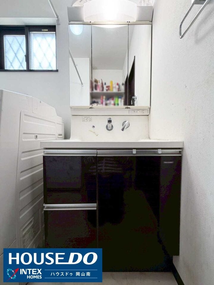 【収納力も魅力!三面鏡タイプの洗面化粧台】
鏡裏に小物をスッキリ収納できる三面鏡は、ご家庭の強い味方!洗面ボウルが広くお子様の泥汚れの予洗いもしやすいです!窓からの換気もスムーズで清潔感を保てます◎