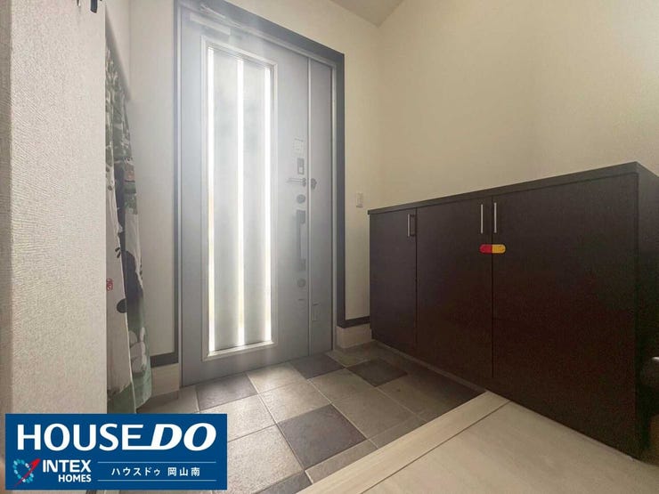 【たっぷり収納のSIC付き!明るい玄関】
散らかりがちな玄関もシューズインクローゼットがあればスッキリ片付きます!ベビーカーや外遊び道具の置き場所にも困りまらず、玄関を広くお使いいただけます◎