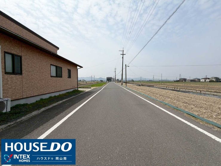 【見通しの良い前面道路で安心のカーライフ】
前方に遮るものがなく、パッと視界が開けた気持ちの良い周辺環境!道幅もゆとりがあるので、対向車が来ても慌てず、ゆったりと落ち着いて駐車や運転が楽しめますね!