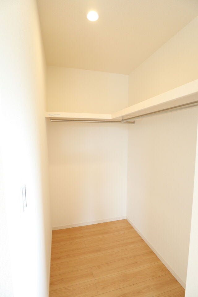 ◇ウォークインクローゼット◇ 同仕様
季節物のお洋服などしっかり収納できます♪旅行鞄などかさばる収納もすっきり片付きますね♪