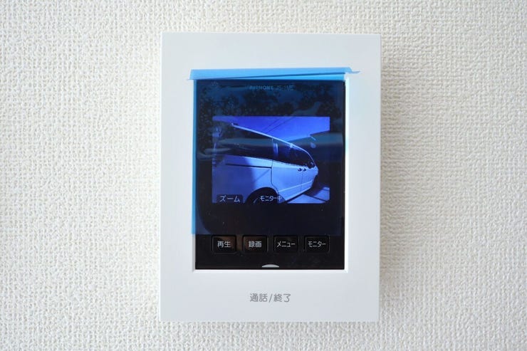 ○カラーモニター付インターホン○ 同仕様
不在時の訪問は自動で録画されます。
訪問者の顔が確認できるのでお子様の留守番にも安心です♪