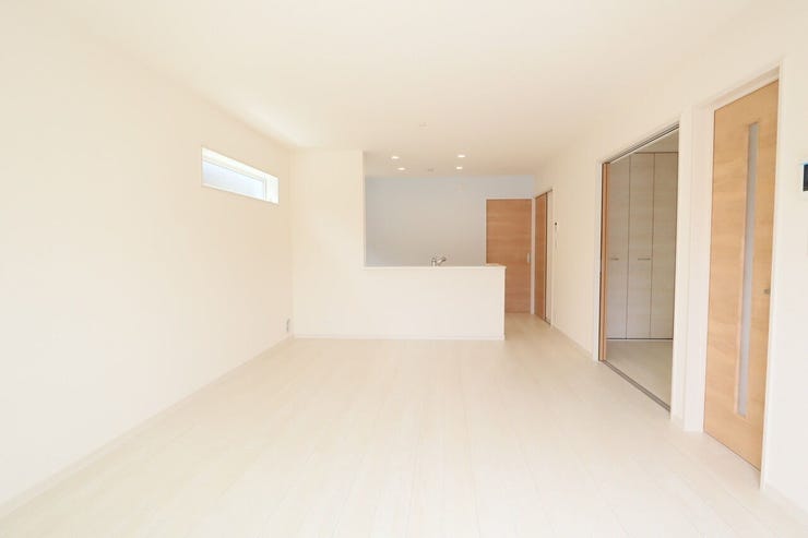 ◇リビング◇ 同仕様
南に面したリビングは日当たり良好です♪
一家団欒の時間が増えそうですね♪