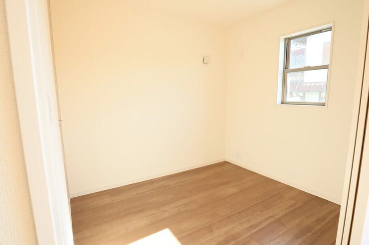 ◇洋室◇ 同仕様
リビング横の便利な洋室です。
お子様の遊び場やテレワークルームにも利用できます♪