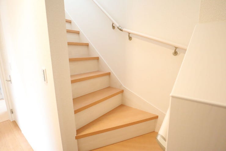 ◇階段◇ 同仕様
手すり付きの階段♪
段差を緩やかに設計していますので、小さなお子様やご年配の方にも安心です♪