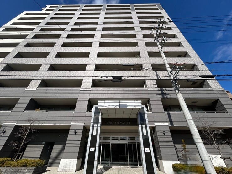 徒歩圏内にコンビニやスーパー、ドラッグストアが揃い、毎日の買い物がとてもスムーズ。生活利便性の高い環境が魅力です。