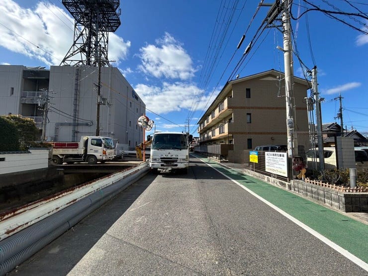 前面道路には歩道があり、安心して出入りすることができます