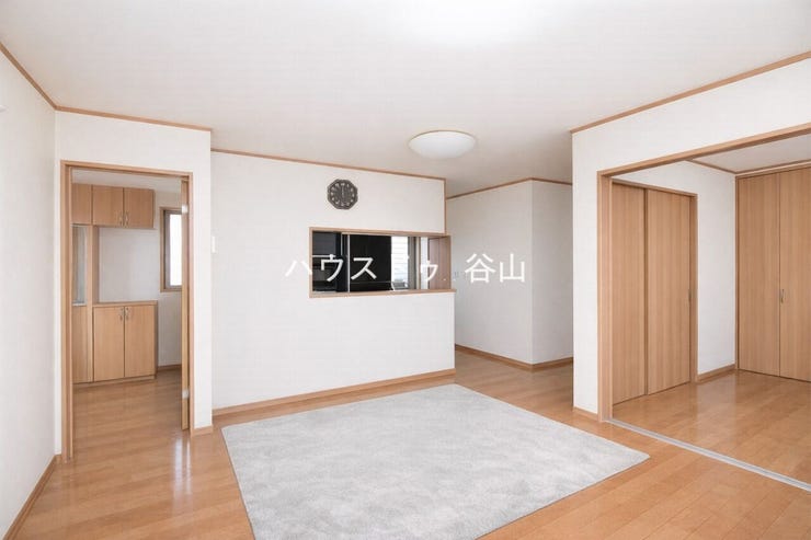 対面キッチン越しに空間全体を見渡しやすく、隣室ともつなげて使える開放感のあるリビングです。