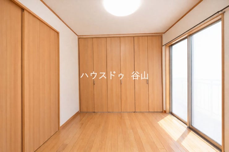 リビングに隣接した洋室で、収納も備わっており多用途に使いやすい空間です。