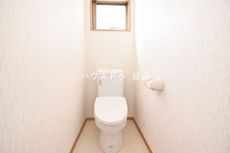 小窓付きで換気もしやすく、白を基調にすっきりとした印象のトイレ空間です。