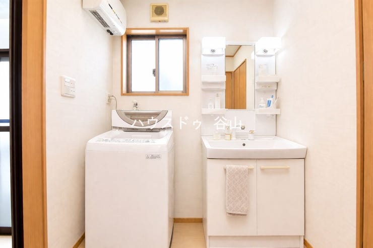 洗面化粧台と洗濯機置場がまとまり、身支度や家事動線も整えやすい洗面室です。