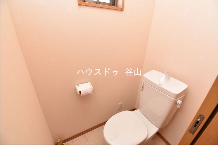 2階トイレ。小窓付きで明るさを取り込みやすく、各階にトイレがあることで来客時や朝の支度時にも便利です。