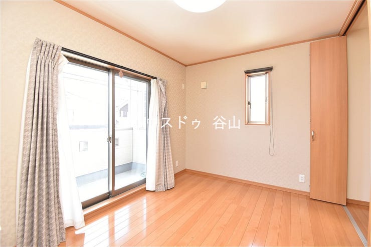 バルコニーに面した明るい洋室で、2面採光により風も通しやすい空間です。