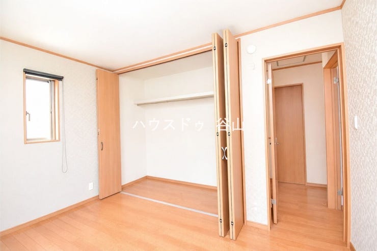 洋室内に収納を備えており、衣類や日用品をすっきり整理しやすい設計です。
