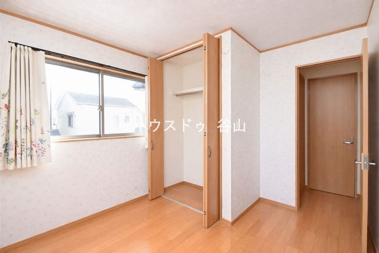 各居室として使いやすい広さがあり、窓からの採光も確保しやすい洋室です。