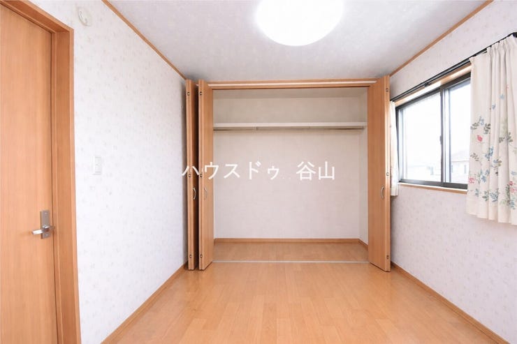 ハンガーパイプ付きの収納を備えており、居室を広く使いやすい間取りです。