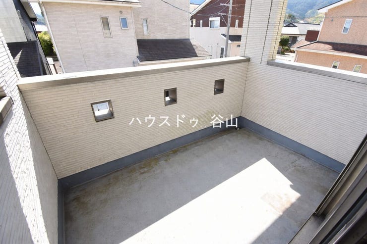 奥行きのあるバルコニーで、洗濯物や布団もゆったり干しやすいスペースです。