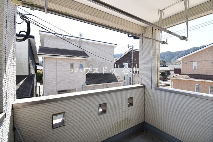 バルコニーから周囲の街並みや山並みを望める、開放感のある眺望です。