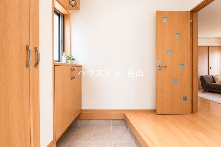 収納付きの玄関で、すっきりとした第一印象を保ちやすい迎え入れ空間です。