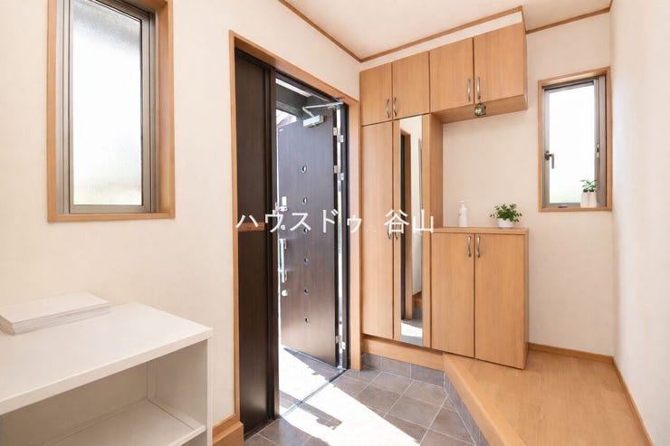 シューズ収納を備えた玄関で、採光も確保しやすく明るい印象です。