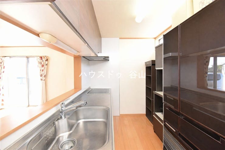 リビングの様子を見渡しやすい対面キッチンで、配膳や片付けもしやすい動線です。