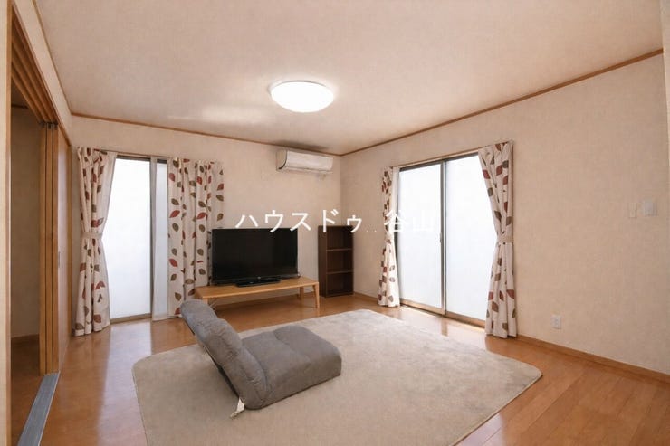 2面採光でやわらかな光が入り、家具配置もしやすいゆとりあるリビング空間です。