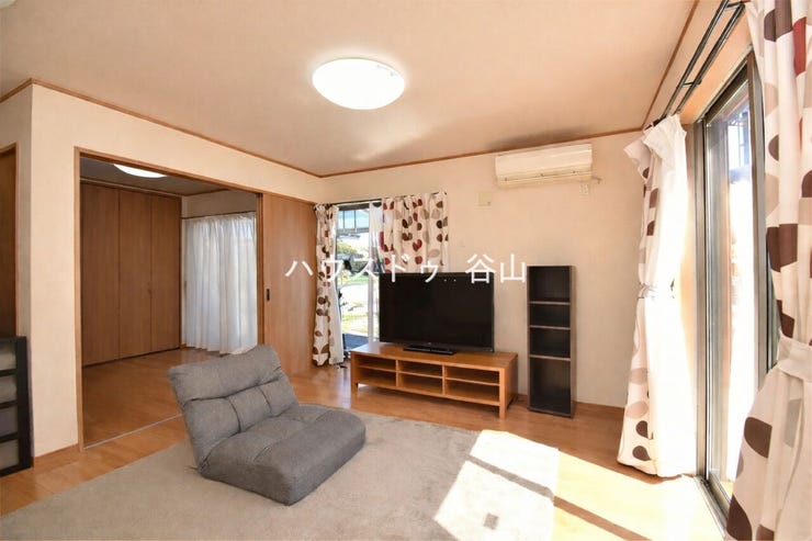 掃き出し窓から光を取り込みやすく、日中も明るいリビングとして使いやすい空間です。