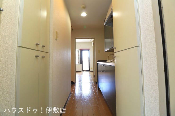 【玄関】
玄関の左右に収納付き!靴や洗剤、趣味のものなど収納可能です