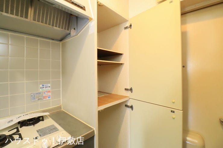 【玄関収納】
扉付きで生活感を出さずに収納可能です