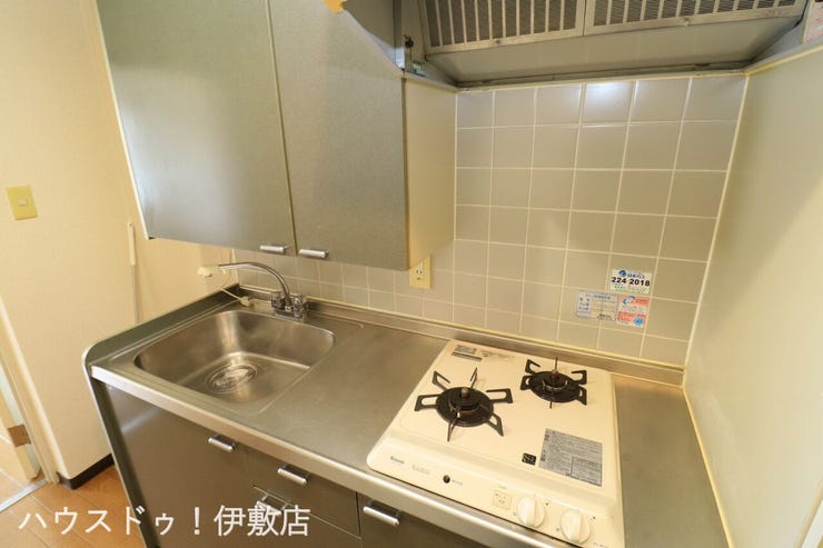 【キッチン】
吊戸棚付!食器や保存食品などいろいろなものを収納可能です