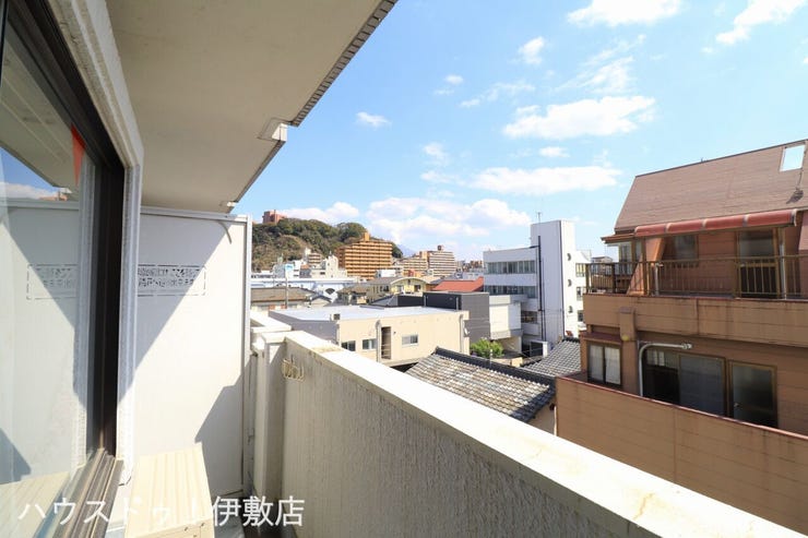 【バルコニー】
物干し金具付のバルコニー!南向きでバルコニーで陽当たり良好