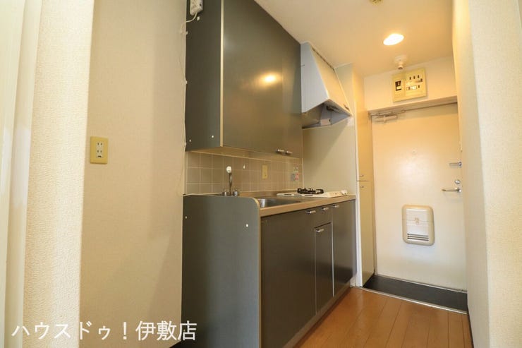 【キッチン】
落ち着きのあるキッチン。ゆっくりと調理を楽しめそうですね