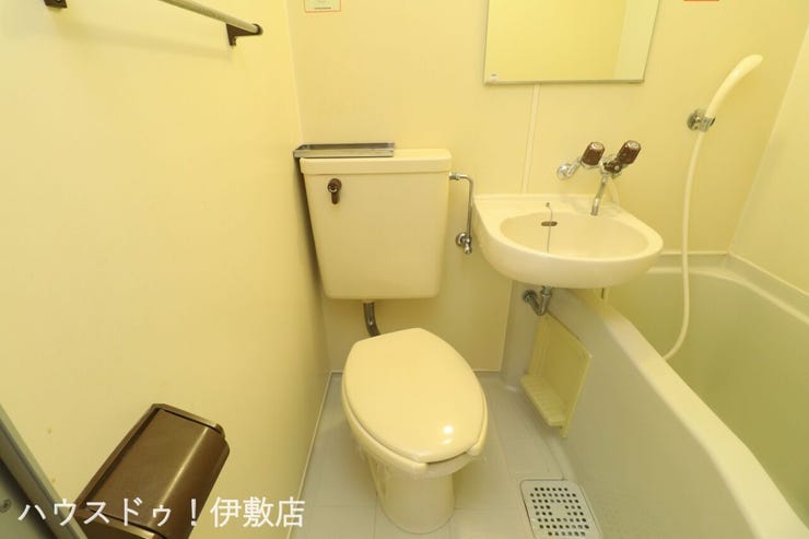 【トイレ】
トイレ回りも水で流せるので、きれいに保ちやすいです