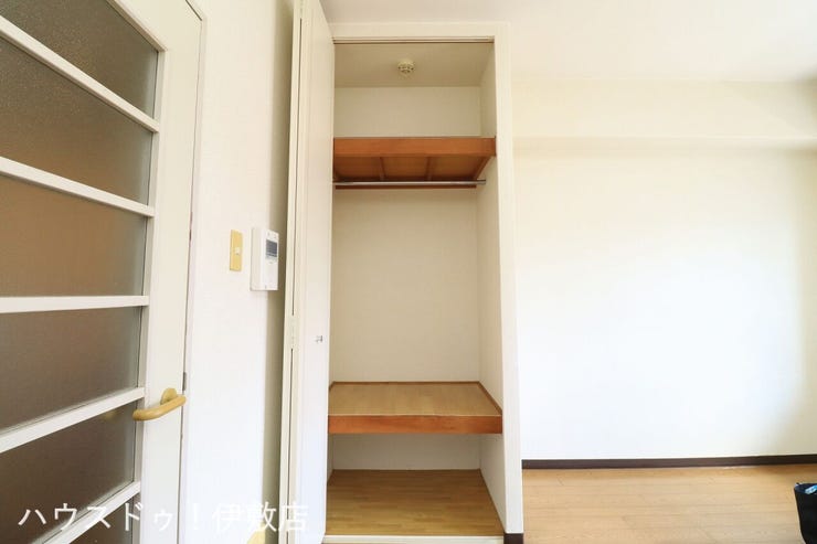 【洋室収納】
ハンガーパイプ付きでかける収納も可能です